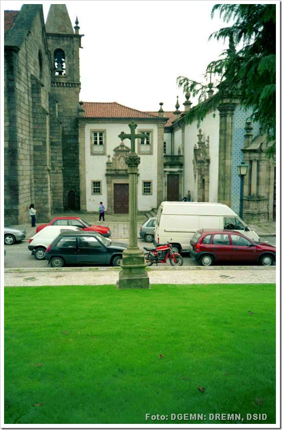 Cruzeiro Fronteiro ao Adro da Igreja de S Francisco - Guimarães - monumentos.pt - 1